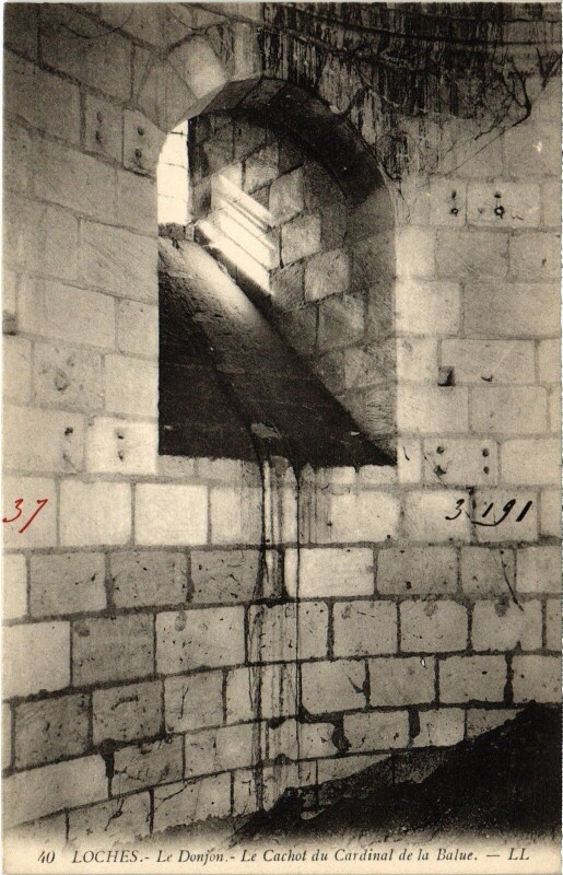 Carte postale ancienne Loches le Donjon Cachot du Cardinal de la Balue à Loches