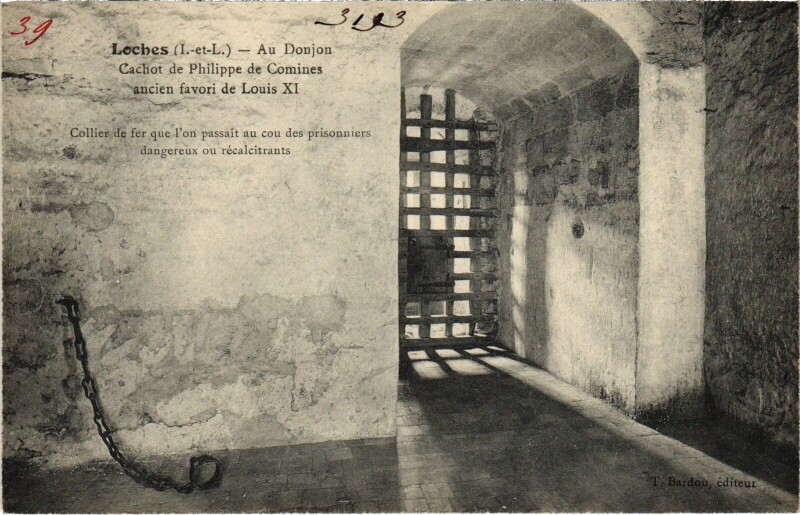 Carte postale ancienne Loches Au Donjon Cachot de Philippe de Comines à Loches