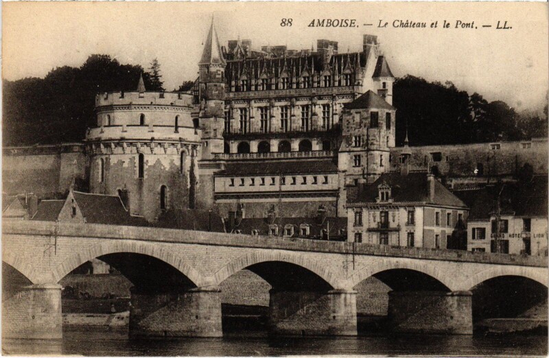 Carte postale ancienne Amboise le Chateau et le Pont à Amboise