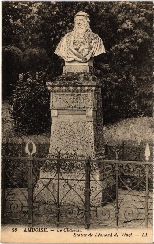 Carte postale ancienne Amboise le Chateau Statue de Leonard de Vinci à Amboise
