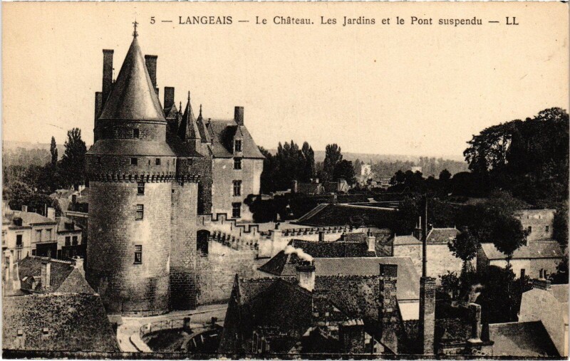 Carte postale ancienne Langeais - Le Chateau - Les Jardins et le Pont suspendu à Langeais