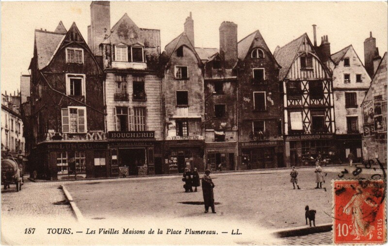 Carte postale ancienne Tours Vieilles maisons de la Place Plumereau à Tours