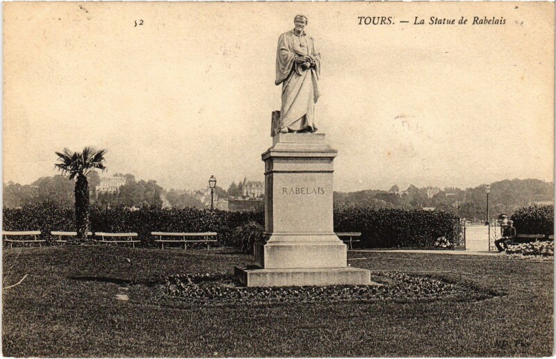 Carte postale ancienne Tours Statue de Rabelais à Tours