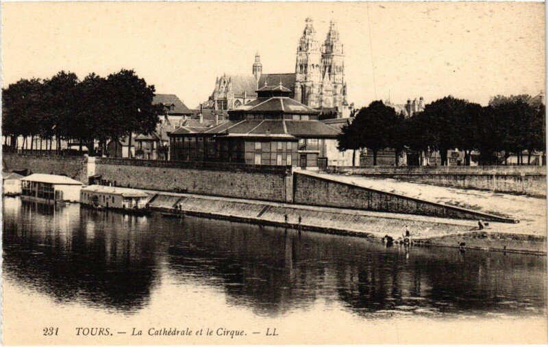 Carte postale ancienne Tours Cathedrale et le Cirque à Tours