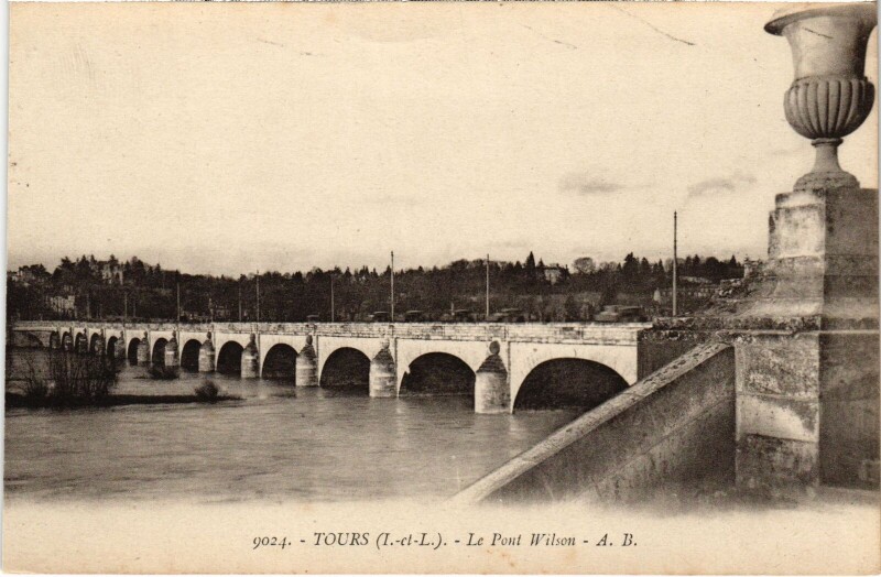 Carte postale ancienne Tours Pont Wilson à Tours