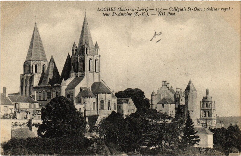 Carte postale ancienne Loches Collegiale Saint-Ours à Loches