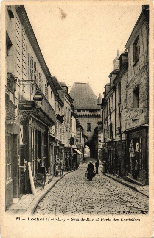 Carte postale ancienne Loches Grande Rue Porte des Cordeliers à Loches