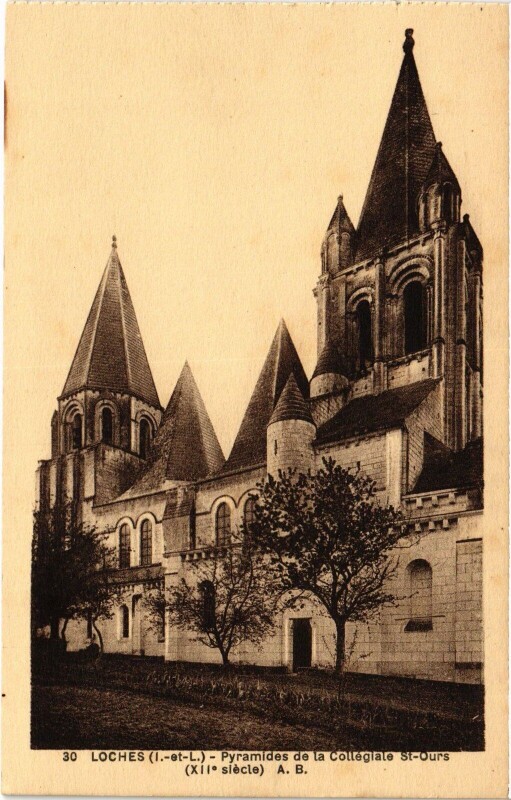 Carte postale ancienne Loches Pyramides de la Collegiale Saint-Ours à Loches