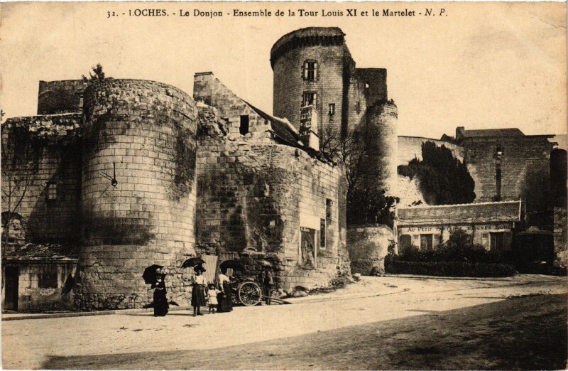 Carte postale ancienne Loches le Donjon Ensemble de la Tour Louis à Loches