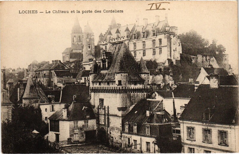 Carte postale ancienne Loches Le Chateau et Porte des Cordeliers à Loches