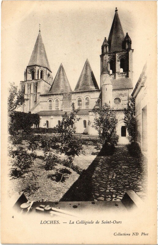 Carte postale ancienne Loches Collegiale Saint-Ours à Loches