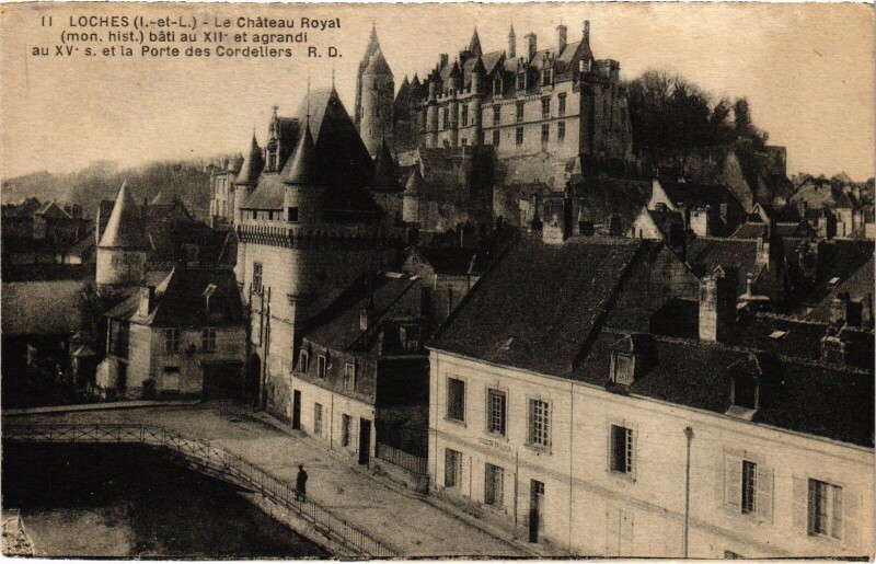 Carte postale ancienne Loches Chateau Royal à Loches