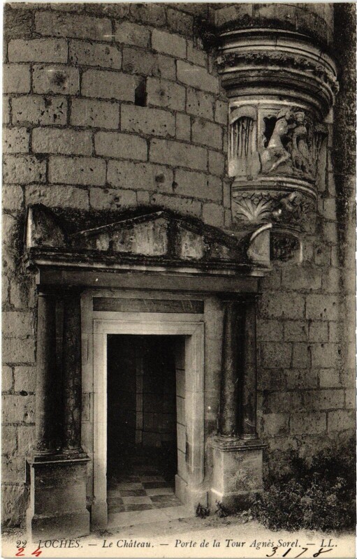 Carte postale ancienne Loches Le Chateau Porte de la Tour Agnes Sorel à Loches