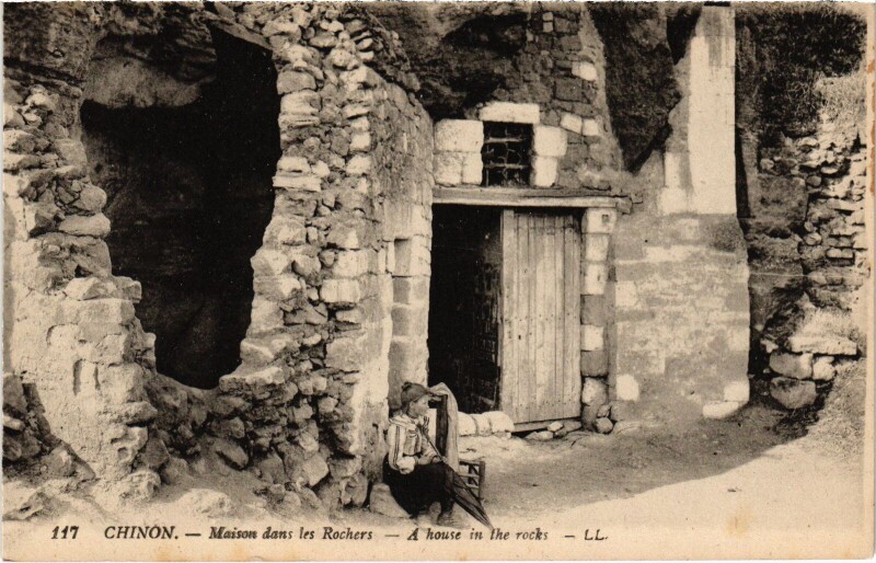 Carte postale ancienne Chinon Maison dasn les Rochers à Chinon