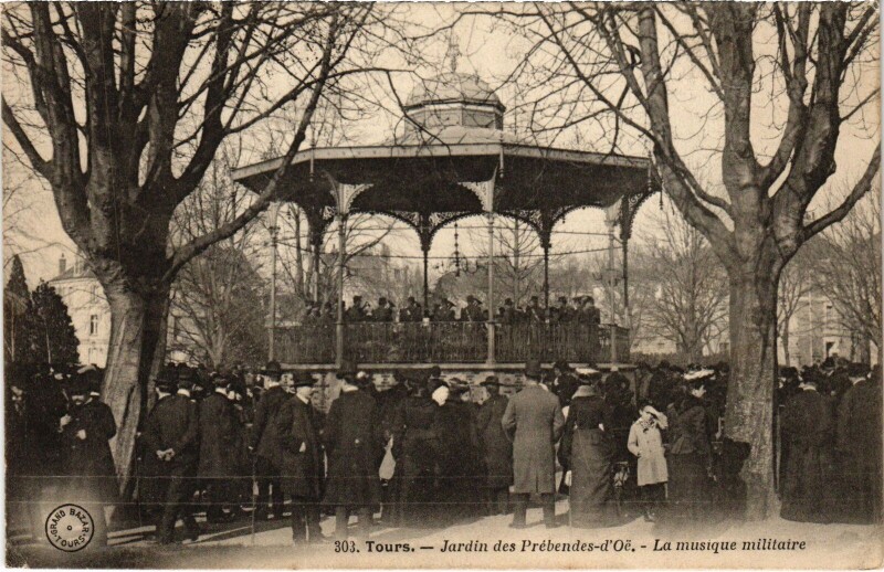Carte postale ancienne Tours Jardin des Prebendes d'Oe musique militaire à Tours