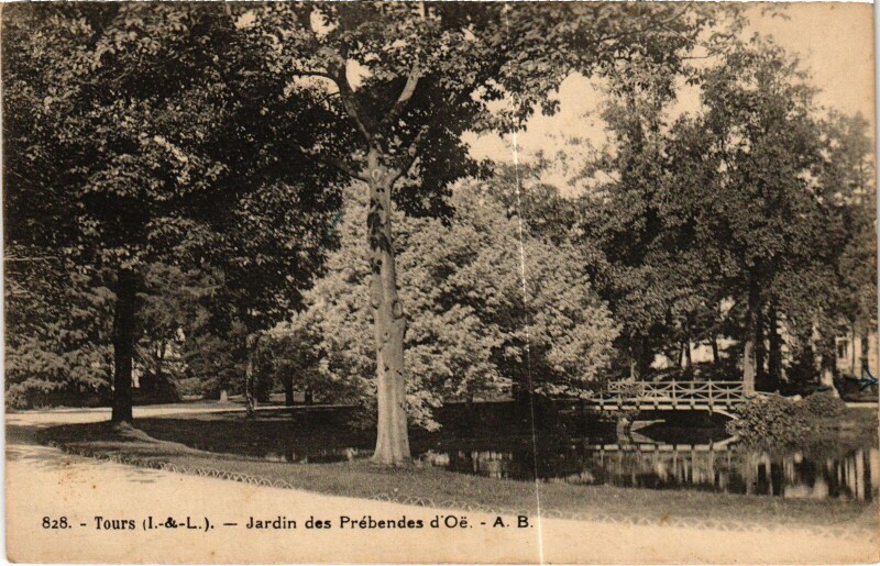 Carte postale ancienne Tours Jardin des Prebendes d'Oe à Tours