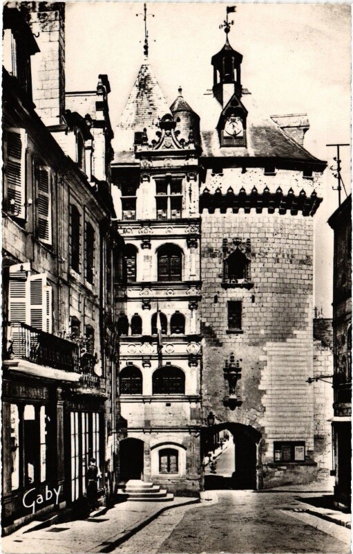 Carte postale ancienne Loches Hotel de Ville et la Porte à Loches