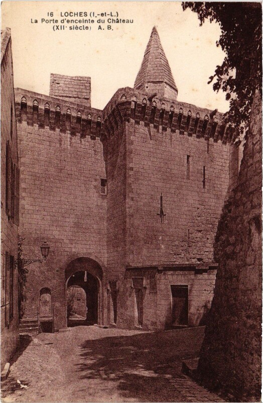 Carte postale ancienne Loches Porte d'enceinte du Chateau à Loches
