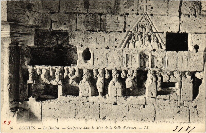 Carte postale ancienne Loches le Donjon Sculpture à Loches