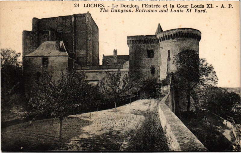 Carte postale ancienne Loches le Donjon entree à Loches