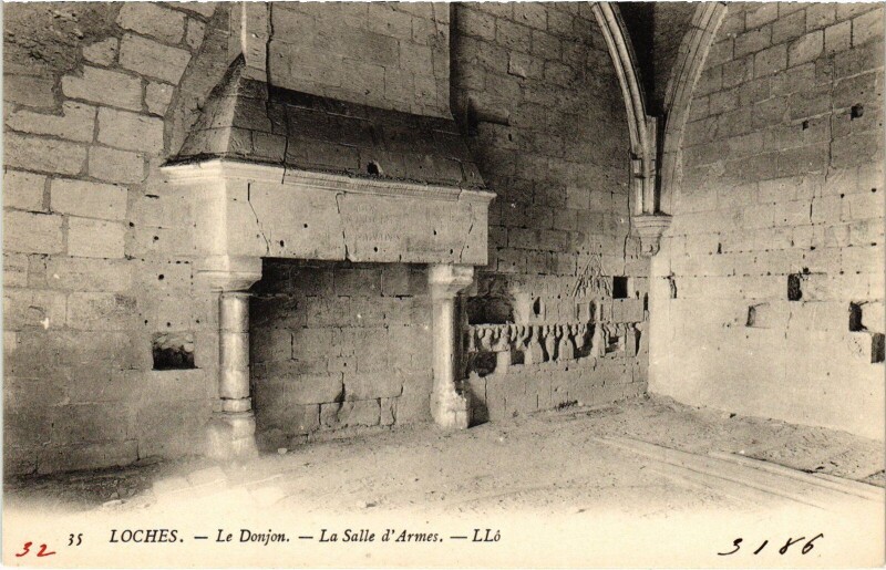 Carte postale ancienne Loches le Donjon Salle d'Armes à Loches