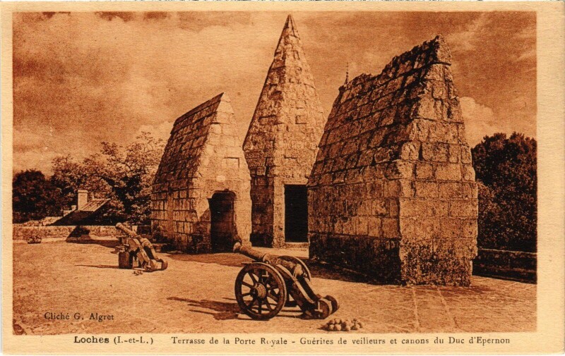 Carte postale ancienne Loches Terrasse de la Porte Royale à Loches