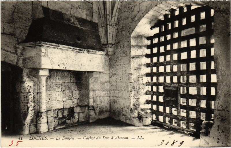 Carte postale ancienne Loches le Donjon Cachot du duc d'Alencon à Loches