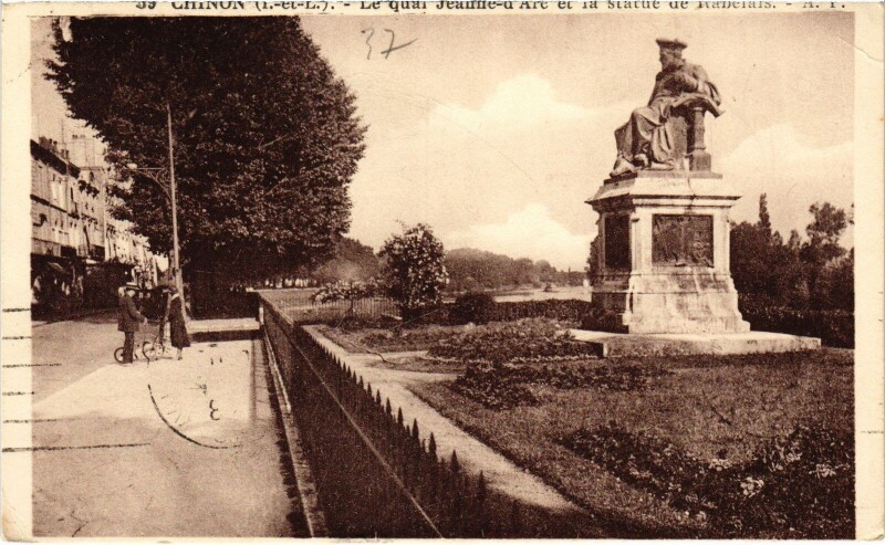 Carte postale ancienne Chinon Quai Jeanne d'Arc et Statue de Rabelais à Chinon
