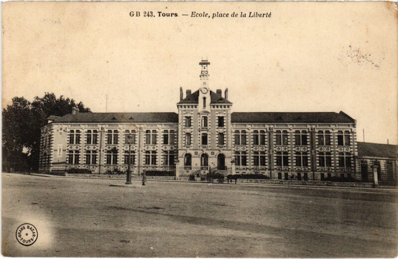 Carte postale ancienne Tours Ecole , Place de la Liberte à Tours