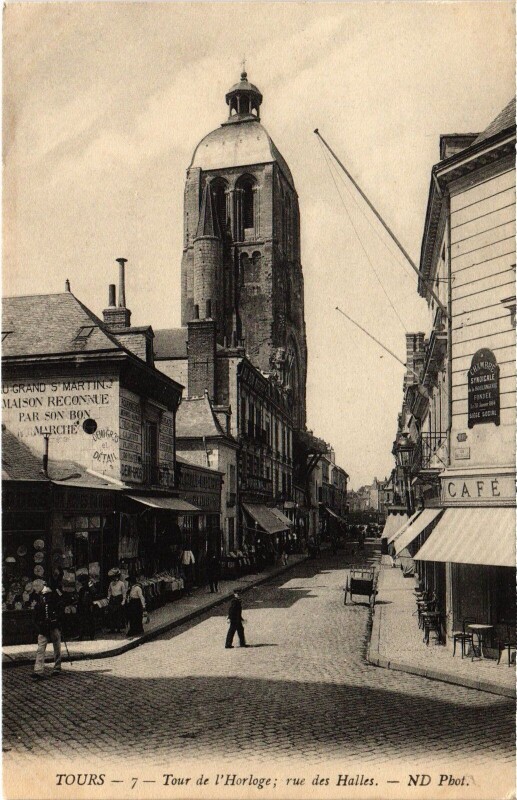 Carte postale ancienne Tours Tour de l'Horloge Rue des Halles à Tours