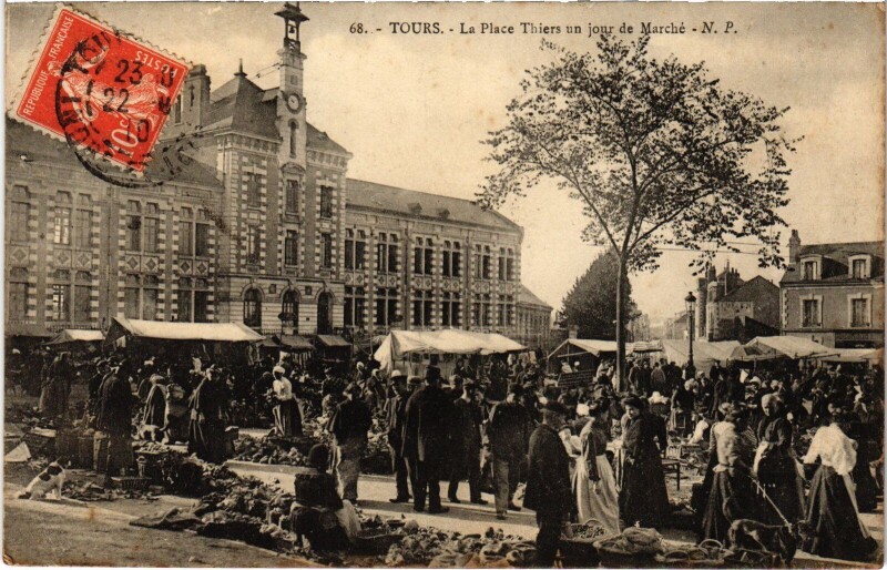 Carte postale ancienne Tours Place Thiers un jour de Marche à Tours