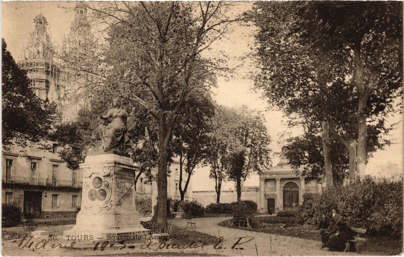 Carte postale ancienne Tours Square de l'Archeveche à Tours