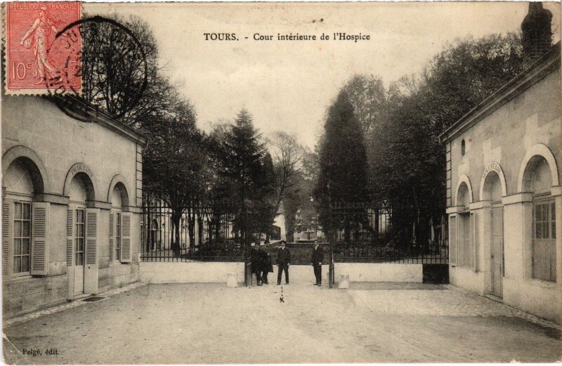 Carte postale ancienne Tours Cour interieure de l'Hospice à Tours