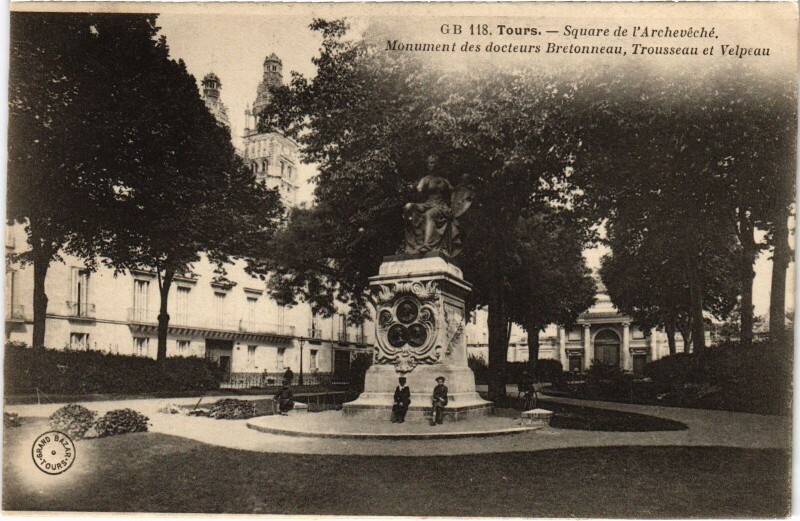 Carte postale ancienne Tours Square de l'Archeveche à Tours