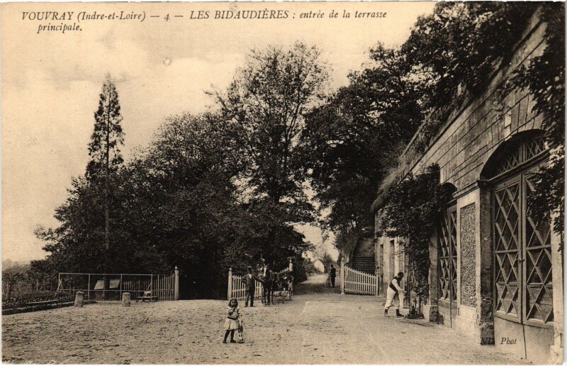 Carte postale ancienne Vouvray les Bidaudieres entree de la terrasse à Vouvray