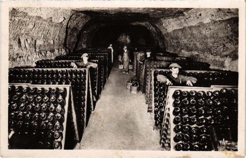 Carte postale ancienne Vouvray une Cave dans le Rocher à Vouvray