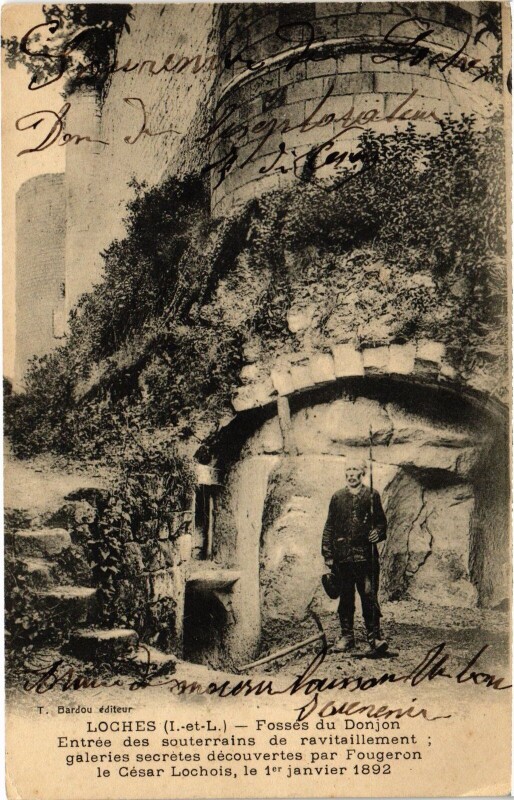 Carte postale ancienne Loches Fosses du Donjon à Loches