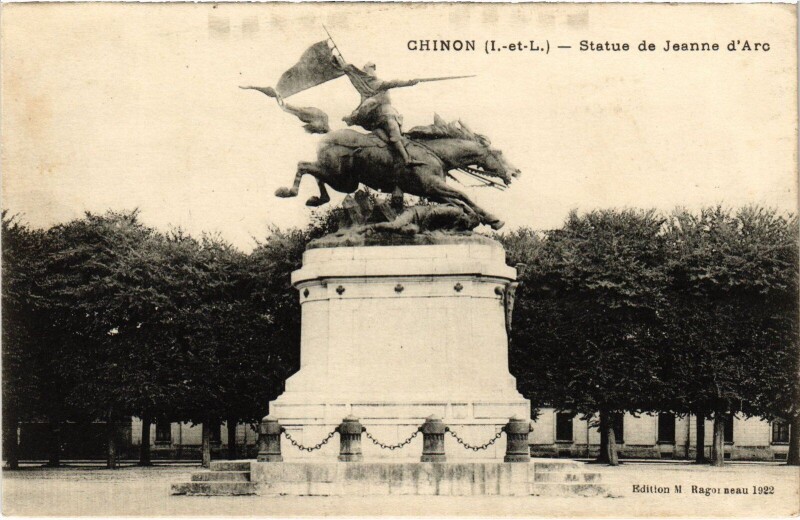 Carte postale ancienne Chinon Statue de Jeanne d'Arc à Chinon