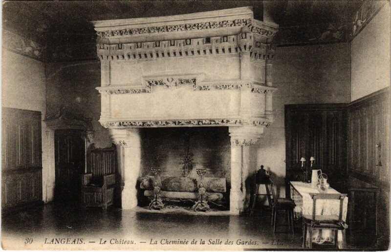 Carte postale ancienne Langeais le Chateau Cheminee de la Salle des Gardes à Langeais