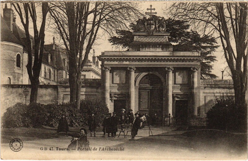 Carte postale ancienne Tours Portail de l'Archeveche à Tours