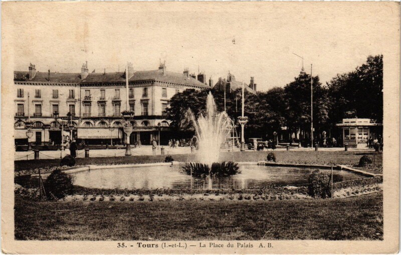 Carte postale ancienne Tours Place du Palais de Justice à Tours