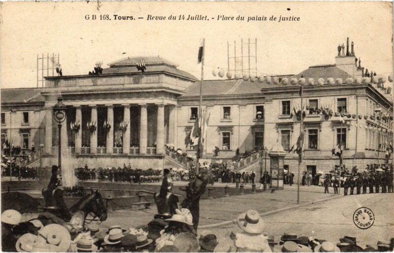 Carte postale ancienne Tours Place du Palais de Justice Revue du 14 Juillet à Tours