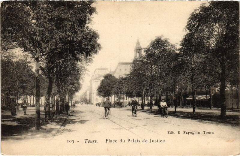 Carte postale ancienne Tours Place du Palais de Justice à Tours