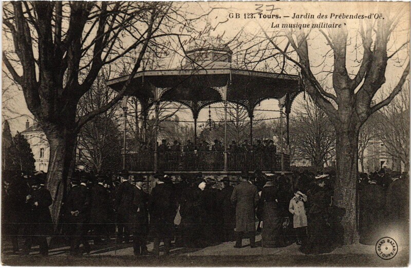 Carte postale ancienne Tours Jardin des Prebendes d'Oe Musique militaire à Tours