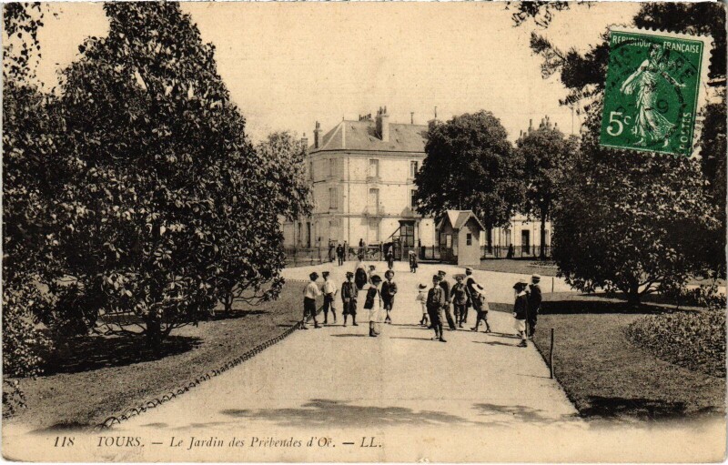 Carte postale ancienne Tours Jardin des Prebendes d'Oe à Tours