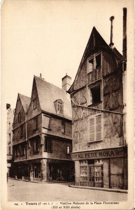 Carte postale ancienne Tours vieilles maisons de la Place Plumereau à Tours