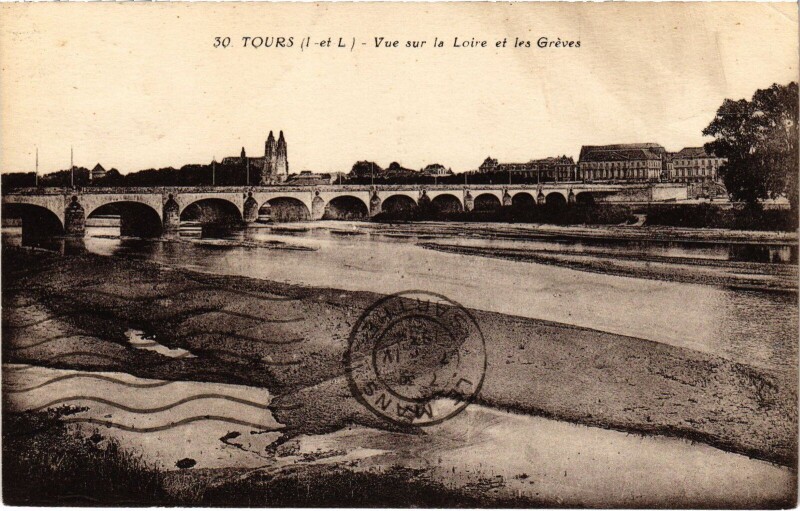 Carte postale ancienne Tours vue sur la Loire et les Greves à Tours