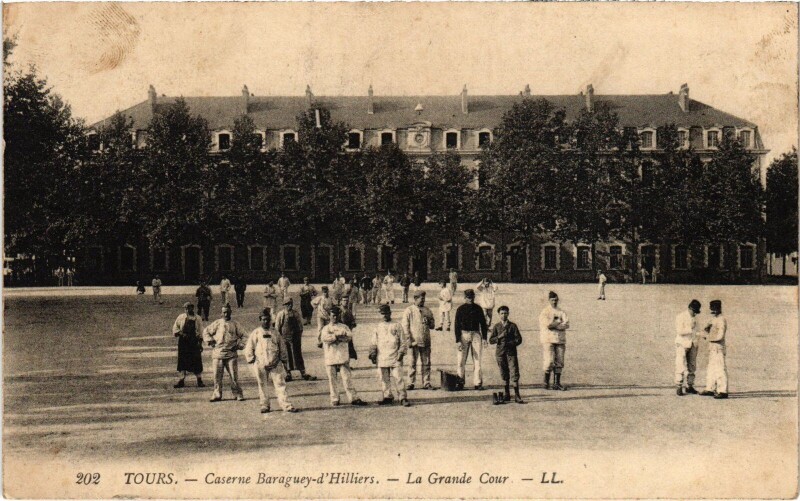 Carte postale ancienne Tours Caserne Baraguey d'Hilliers Grande Cour à Tours