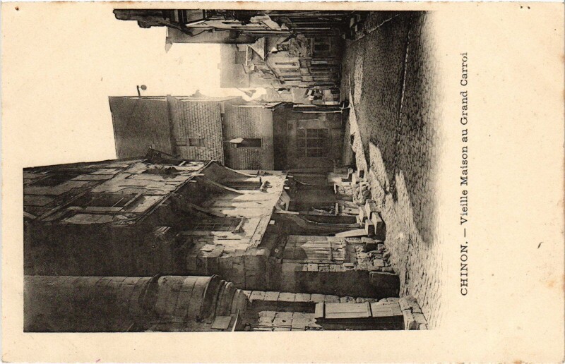 Carte postale ancienne Chinon vieille maison au Grand Carroi à Chinon