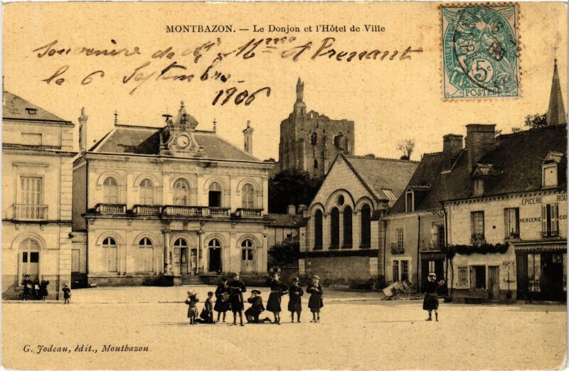 Carte postale ancienne Montbazon le Donjon et Hotel de Ville à Montbazon